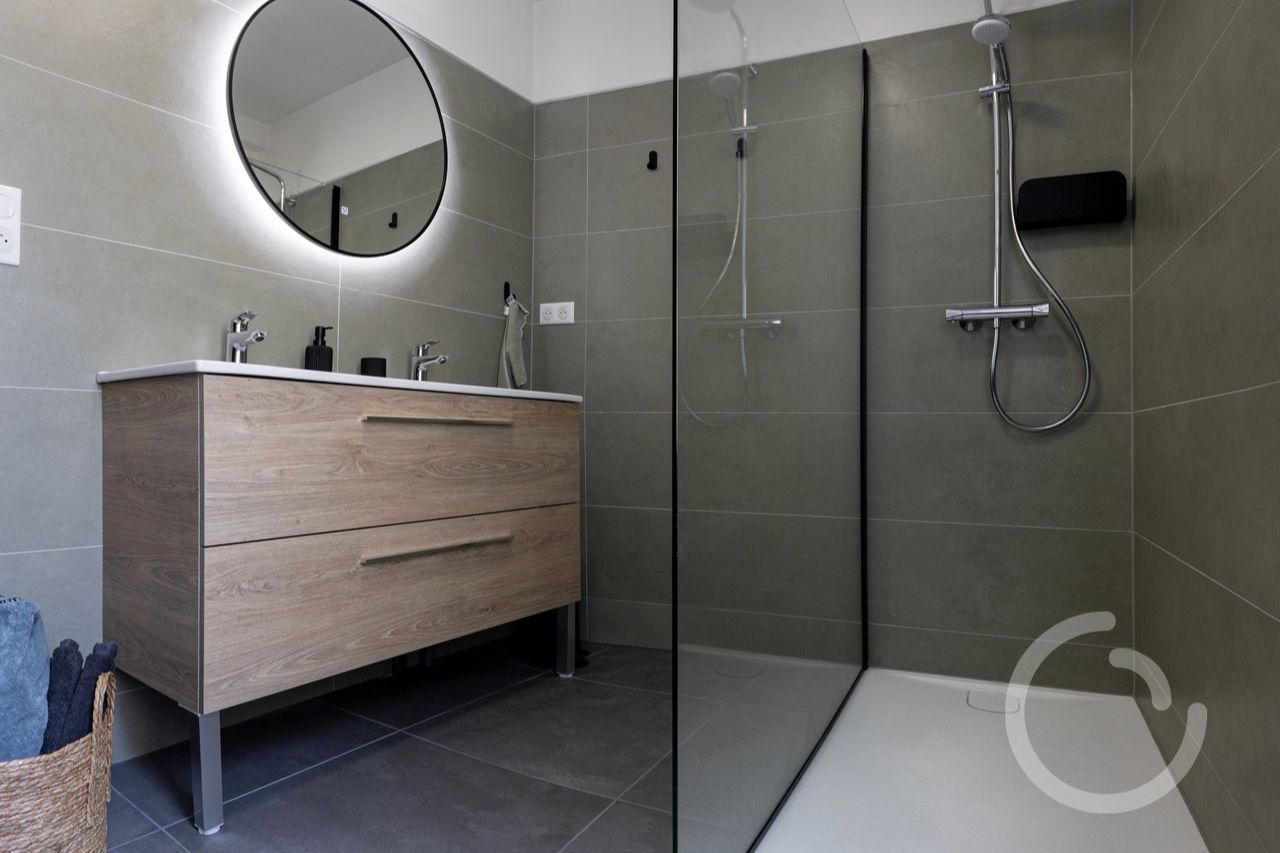 Salle de bain avec douche à l'italienne