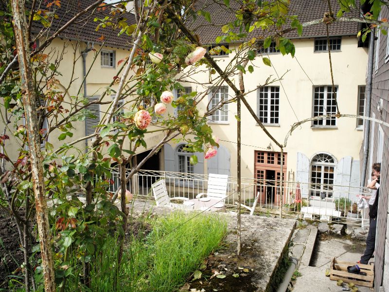 Vue du jardin du gîte à Salins-les-Bains, Jura