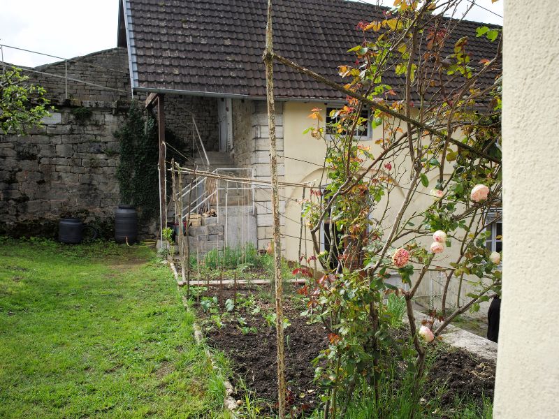 Vue du jardin du gîte à Salins-les-Bains